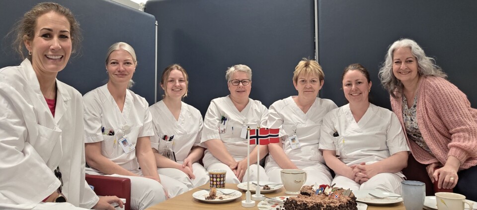 Marit Elin Midtbø leverte et feilfritt kryssord, og spanderte denne lekre sjokoladekaka på kollegene sine. Fra venstre: Avdelingssjef Marianne, fagbioingeniør Bente, superbruker og bioingeniør Therese, bioingeniørene Linn, Margrete, Silvana og enhetsleder Marit. Enhet for spesialanalyser, Avdeling for medisinsk biokjemi, Sørlandet sykehus Kristiansand. Fra venstre: Avdelingssjef Marianne, fagbioingeniør Bente, superbruker og bioingeniør Therese, bioingeniørene Linn, Margrete, Silvana og enhetsleder Marit.