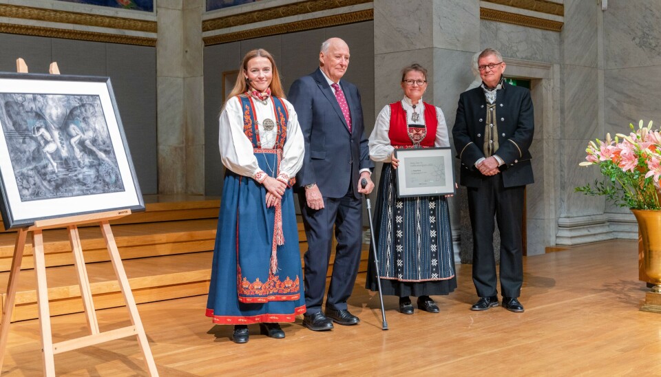 Fra venstre: Kreftforeningens generalsekretær Ingrid Stenstadvold Ross, Kong Harald, Åslaug Helland og styreleder i Kreftforeningen Geir Riise. Kreftforeningens generalsekretær Ingrid Stenstadvold Ross, Kong Harald, Åslaug Helland og styreleder i Kreftforeningen Geir Riise