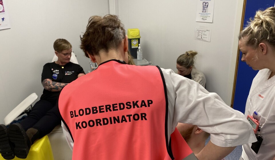 Flere kommuner i Finnmark har 'vandrende blodbank' - et korps med givere og tappere som på kort varsel kan stille opp for å levere fullblod. Bildet er fra en øvelse i 2024. Øvelse i 'vandrende blodbank' med blodberedskapskoordinator. 'Vandrende blodbank' er et korps med givere og tappere som på kort varsel kan stille opp for å levere fullblod.