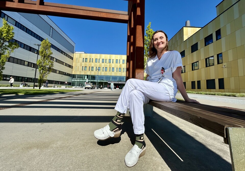 Lilya Boboshko Tømmerås utenfor Sykehuset Østfold Kalnes, der hun jobber med bakteriologi. Lilya Boboshko Tømmerås