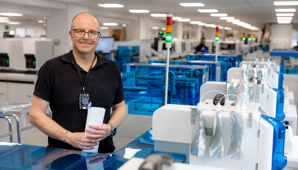 INNOVATIVE: Laboratorieleder Einar P. Svartsund mener store investeringer i automatiserte løsninger er én viktig grunn til at Fürst har lykkes. Prøvemottaket og analysehallen på Fürst rommer 1000 kvadratmeter og huser en av Europas største automasjonsløsninger. Hit kommer 20 000-25 000 prøverør hver dag. INNOVATIVE: Laboratorieleder Einar P. Svartsund mener store investeringer i automatiserte løsninger er én viktig grunn til at Fürst har lykkes. Prøvemottaket og analysehallen på Fürst rommer 1000 kvadratmeter og huser en av Europas største automasjonsløsninger. Hit kommer 20 000-25 000 prøverør hver dag.