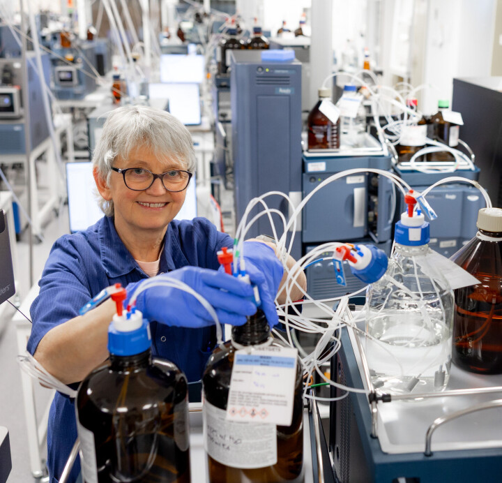 ERFAREN: Bente Hexeberg var ferdig utdannet fysiokjemiker i 1982, og har jobbet ved Fürst siden 1985. I hennes første arbeidsår var radioimmunoassay (RIA) standard metode, og hun måtte gå med dosemeter på laboratoriet. Siden den gang har hun vært innom flere fagfelt og analysemetoder. De siste tyve årene har hun jobbet mye med kromatografi, og i dag driver hun primært med rusmiddelanalyser.