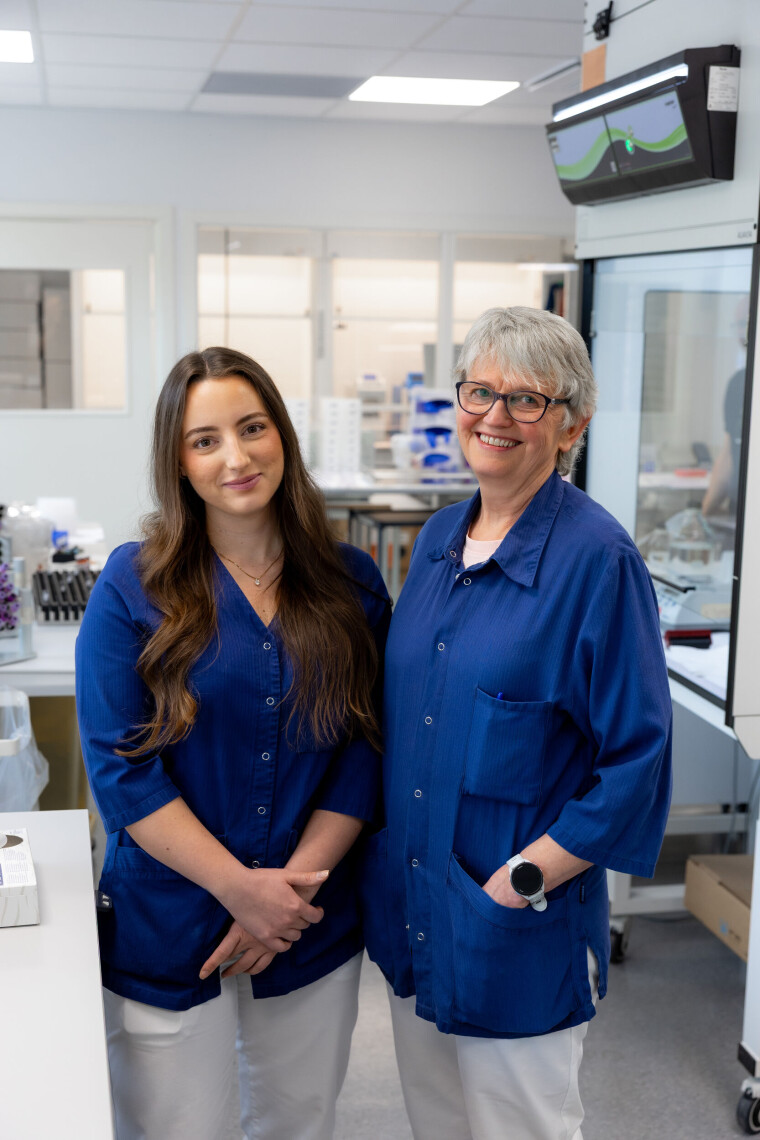GENERASJONER: Nyansatt bioingeniør Ioanna Christou (til venstre) er i sin første arbeidsuke hos Fürst, mens fagbioingeniør Bente Hexeberg har førti års fartstid i bedriften.