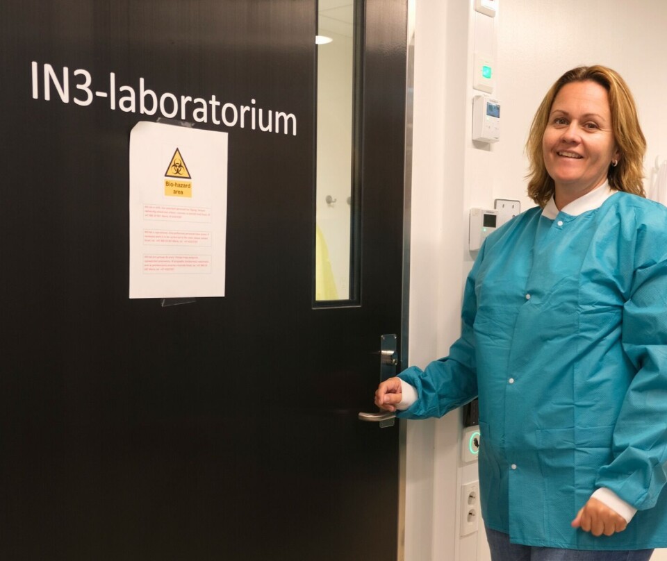 Den nye IN3-laben for høypatogene agens har wow-faktor, ifølge fleire besøkande. Seksjonsleiar Cecilie Eikrem Myklebust viser fram slusa. IN3-laben og seksjonsleder for medisinsk mikrobiologi på Hjelset, Cecilie Eikrem Myklebust