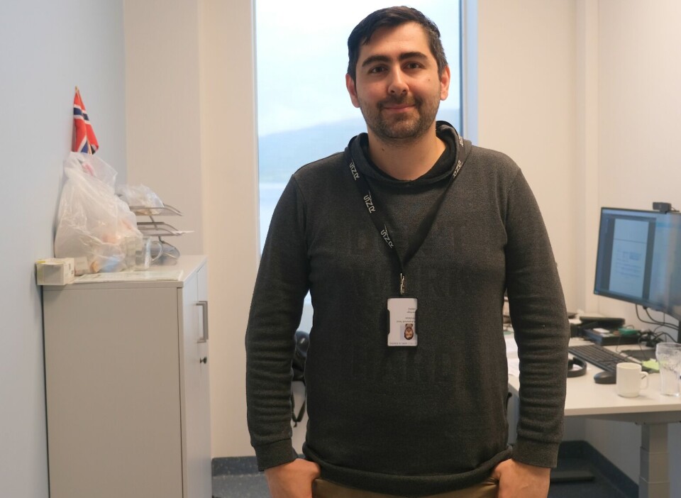 – Det har vore mykje arbeid, men den nye laben har blitt veldig bra, seier Muhammed Fevzi Kilinckaya. Avdeling for medisinsk biokjemi og blodbank sin einaste lablege vart rekruttert frå Tyrkia. Han har fullført norskeksamen, jobbar med mellombels legelisens og held på med fleire eksamenar for å få norsk autorisasjon. Muhammed Fevzi Kilinckaya er lablege for Helse Møre og Romsdal