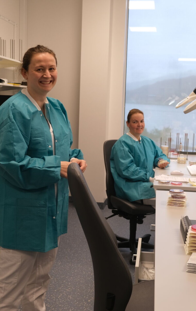 Julie Samuelsen (t.v.) og Lisa Valle, glade bioingeniører på medisinsk mikrobiologi, Sjukehuset Nordmøre og Romsdal, Hjelset