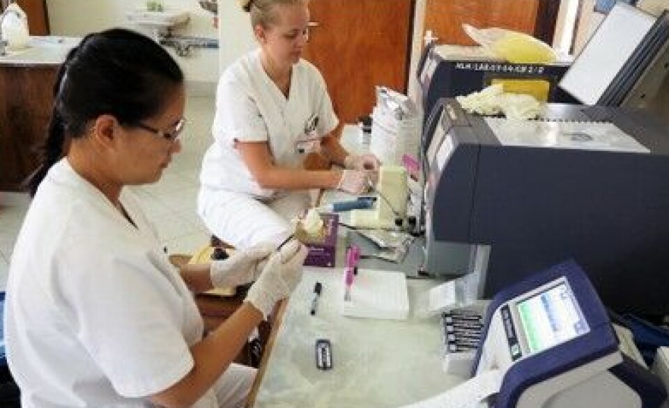 To UiA-studenter jobbar på laben på Haydom Lutheran Hospital i Tanzania. UiA-studenter på laben på Haydom Lutheran Hospital i Tanzania, i 2017.