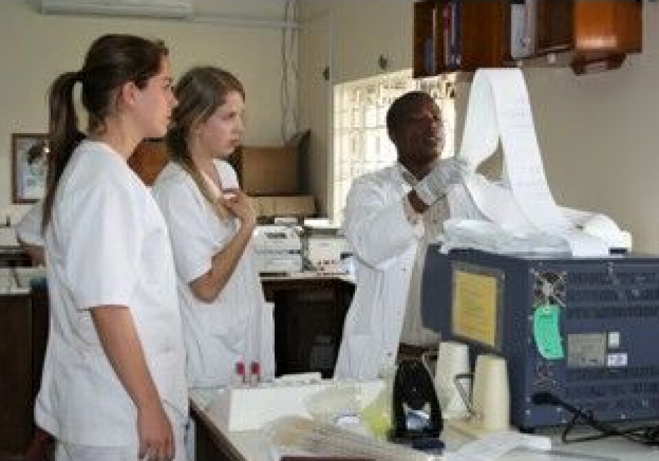 To bioingeniørstudenter frå UiA får rettleiing av ein tilsett på laboratoriet. UiA-studenter på laben på Haydom Lutheran Hospital i Tanzania, i 2017.