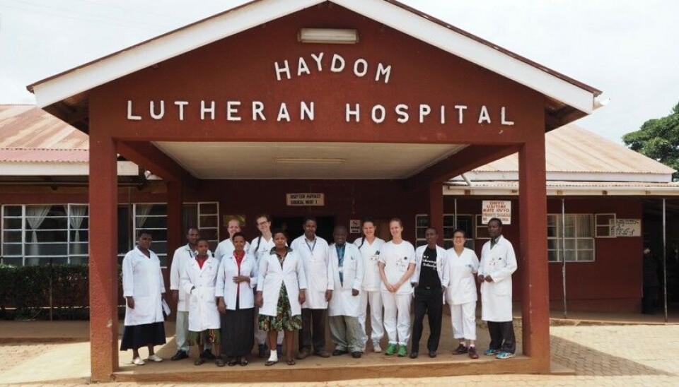 UiA-studenter og tilsette ved laboratoriet på Haydom Lutheran Hospital i Tanzania. Bildet er tatt i 2017. UiA-studenter og ansatte på laboratoriet på Haydom Lutheran Hospital i Tanzania, i 2017.