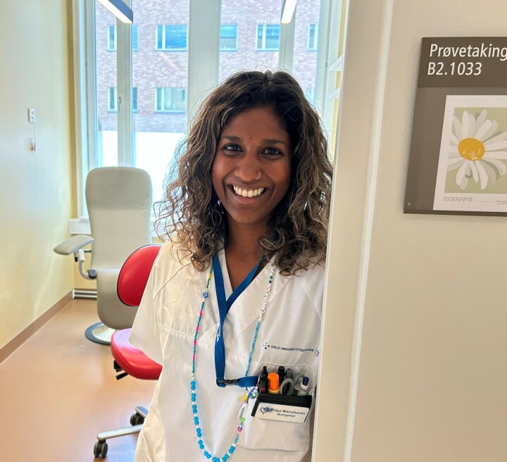 LYS OG LUFT: Noe av det viktigste for enhetsleder Priya Manoharan var at alle prøvetakingsrommene i de nye lokalene skulle ha vindu, både for å slippe inn dagslys og kunne lufte. Hvert rom har fått blomsternavn. Her er enhetslederen på Tusenfryd. Priya Manorahan