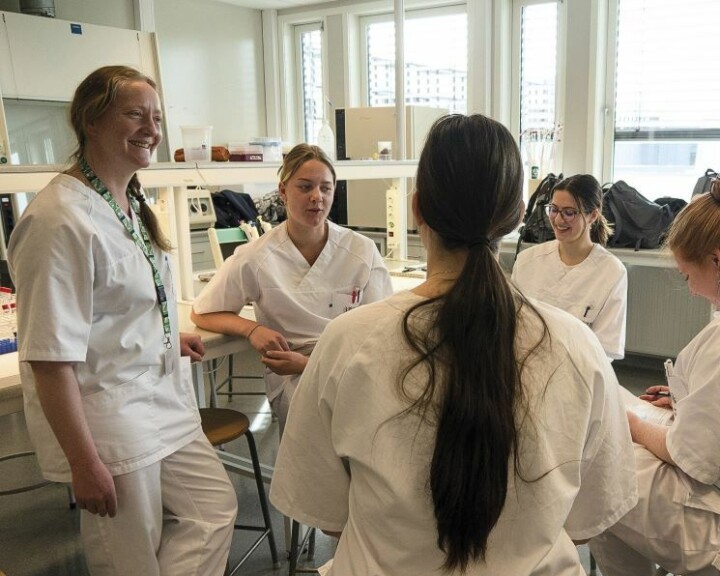 Kronikkforfatter Elisabeth Ersvær (til venstre) underviser bioingeniørstudenter. Hun etterlyser politisk vilje til å investere i utdanning og rekruttering av yrkesgruppen. Elisabeth Ersvær og bioingeniørstudenter