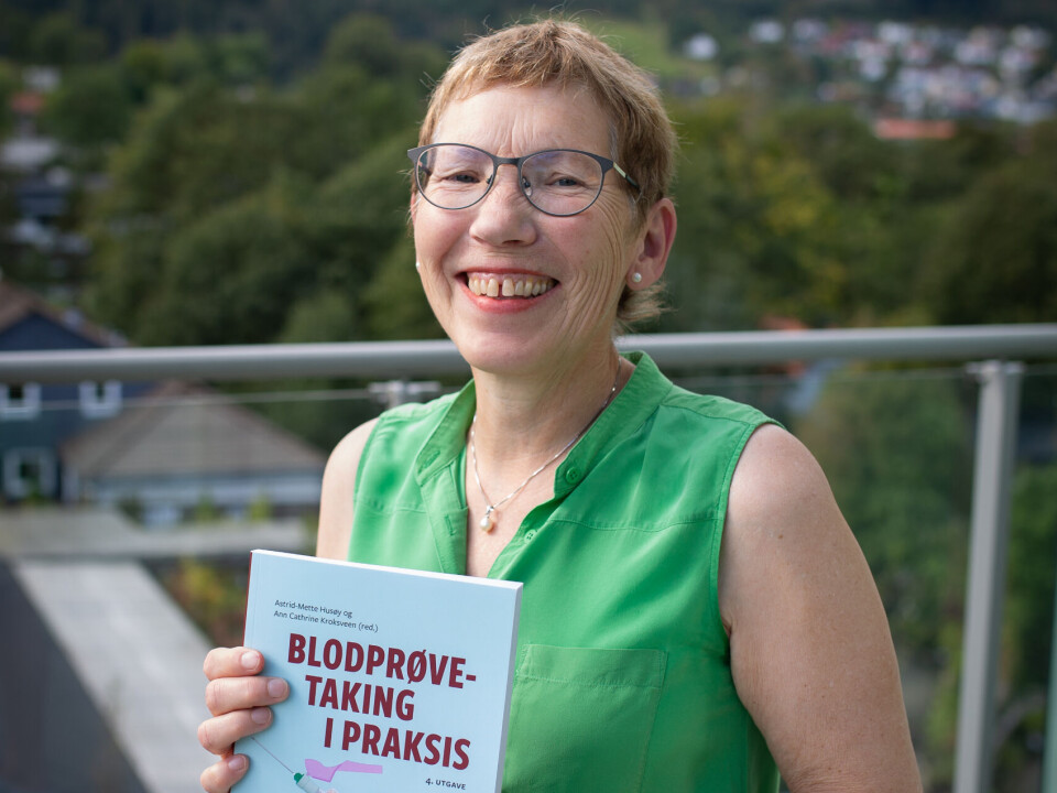 Nylig har pensjonist og emerita ved Høgskolen på Vestlandet (HVL) Astrid-Mette Husøy gitt ut fjerde utgave av boka «Blodprøvetaking i praksis». Astrid-Mette Husøy