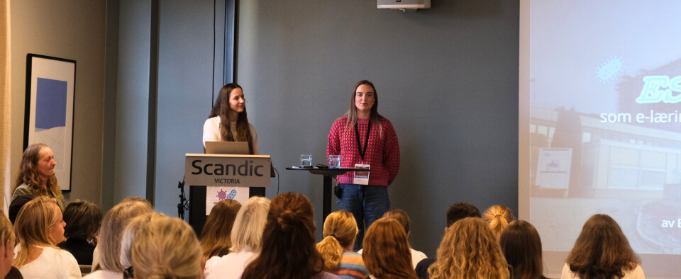Foran en fullsatt sal av mikrobiologiinteresserte bioingeniører presenterte Elvida Skare Andrews (til venstre) og Beathe Børresen bachelorprosjektet sitt. Foran en fullsatt sal av mikrobiologiinteresserte bioingeniører presenterte Elvida Skare Andrews (til venstre) og Beathe Børresen bachelorprosjektet sitt.