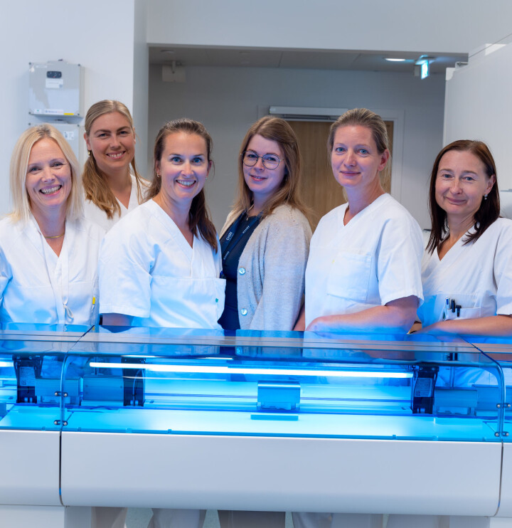 NY ARBEIDSHVERDAG: Denne gjengen på mikrobiologi får en ny, automatisert arbeidshverdag, fra venstre Therese B. Vestgarden (seksjonsleder mikrobiologi), Randi D. Skaar (overbioingeniør bakteriologi), Ida F. Evensen (fagbioingeniør bakteriologi), Sandra Raaen (systemansvarlig MLX), Tove Brastad (fagbioingeniør bakteriologi) og Marta T. Uzieblo (fagbioingeniør bakteriologi). NY ARBEIDSHVERDAG: Denne gjengen på mikrobiologi får en ny, automatisert arbeidshverdag, fra venstre Therese B. Vestgarden (seksjonsleder mikrobiologi), Randi D. Skaar (overbioingeniør bakteriologi), Ida F. Evensen (fagbioingeniør bakteriologi), Sandra Raaen (systemansvarlig MLX), Tove Brastad (fagbioingeniør bakteriologi) og Marta T. Uzieblo (fagbioingeniør bakteriologi).