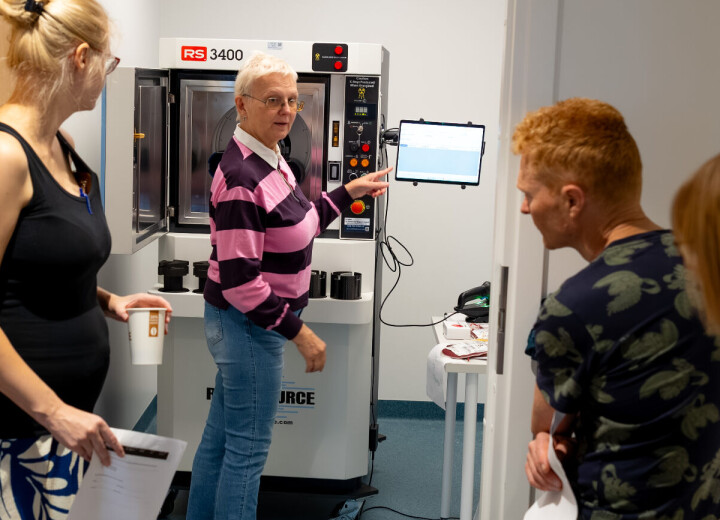 OPPLÆRING: I nesten ett år har bioingeniørene arbeidet med å få på plass instrumenter og analyser på det nye sykehuset, samtidig som det har vært full drift i det gamle. Det har vært en omfattende kabal for å sikre at alle får nødvendig opplæring. Her er det bioingeniør Svetlana Hansen som forklarer den nye blodbestrålingsenheten til sine kollegaer. Den er et kjærkomment, nytt tilskudd på laboratoriet. Tidligere har Drammen sykehus måttet sende blodprodukter til Oslo for bestråling. OPPLÆRING: I nesten ett år har bioingeniørene arbeidet med å få på plass instrumenter og analyser på det nye sykehuset, samtidig som det har vært full drift i det gamle. Det har vært en omfattende kabal for å sikre at alle får nødvendig opplæring.
Her er det bioingeniør Svetlana Hansen som forklarer den nye blodbestrålingsenheten til sine kollegaer. Den er et kjærkomment, nytt tilskudd på laboratoriet. Tidligere har Drammen sykehus måttet sende blodprodukter til Oslo for bestråling.