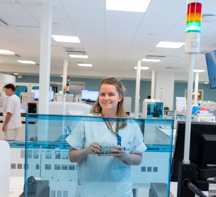 – Alt er nytt. Lokalet er nytt, instrumentene er nye og automasjonen er nytt, sier Camilla Mangen Håkonsen, fagbioingeniør innen klinisk kjemi. Utvendig er nye Drammen sykehus også en solid oppgradering fra det gamle sykehuset. ANALYSEHALL: Per i dag utfører medisinsk biokjemi i Drammen over seks millioner analyser i året. Antallet ventes å øke. I planleggingen av det nye laboratoriet har man tatt høyde for at aktiviteten vil øke med 7 prosent i året i ti år fremover.
Den nye analysehallen er på over 300 kvadratmeter, og har en stor automasjonsløsning med to preanalytiske moduler. Per nå er tre sloter ledige. De er satt av slik at man kan koble på nytt utstyr i årene fremover. ¬– Alt er nytt, og litt overveldende, sier Camilla Mangen Håkonsen, fagbioingeniør innen klinisk kjemi.