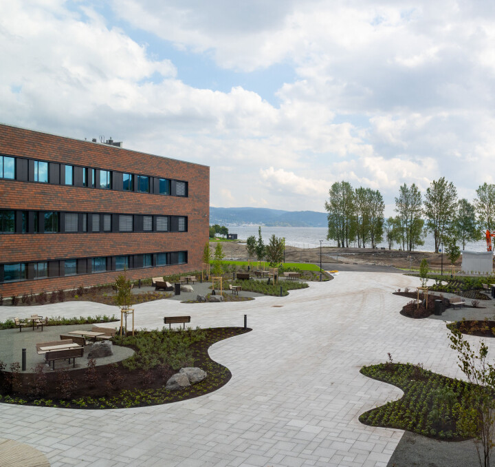 … OG SOL UTE: Det nye sykehuset ligger på Brakerøya i Drammensfjorden. Rett nedenfor sykehuset er det anlagt badestrand, så her kan badeglade bioingeniører ta en dukkert både før og etter jobb. SOL INNE, SOL UTE: Noen få uker før åpning er det meste på stell. En lang glassgate binder de ulike bygningsdelene sammen, og sørger for mye dagslys – og sjøutsikt. Det nye sykehuset ligger på Brakerøya i Drammensfjorden. Rett nedenfor sykehuset er det anlagt badestrand, så her kan badeglade bioingeniører ta en dukkert både før og etter jobb.