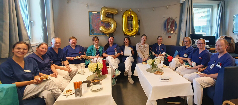250-årsjubileum og en fantastisk kryssordseier skapte god stemning. Kryssordvinner og fem 50-åringer feires på Medisinsk biokjemi og blodbank, på Ålesund sjukehus.