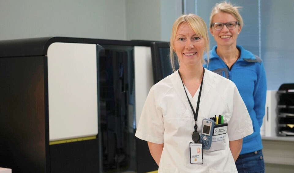 Fagbioingeniør Kristin Husby Eide (foran) er klar for å analysere p-tau217 på det nye instrumentet, Simoa HD-X. Overlege Ingrid Marie Hardang (bak) tror analysen kan bidra til at Alzheimer-diagnosen stilles på en enklere måte enn før. Fagbioingeniør Kristin Husby Eide og overlege Ingrid Marie Hardang på Akershus universitetssykehus.
