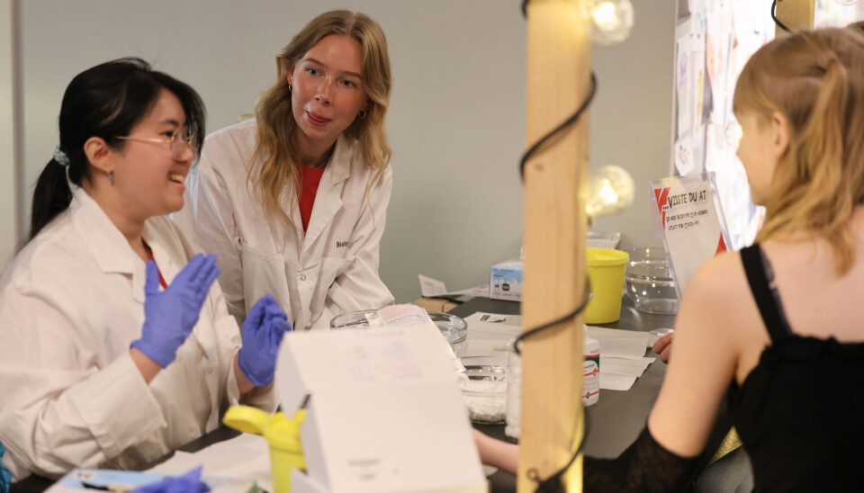 Tina Lam (til venstre) og Cathrine Florvik forklarer elevene hva bioingeniører gjør på laboratoriet. Tina Lam ( til venstre) og Cathrine Florvik forklarer elevene hva bioingeniører gjør på laboratoriet.