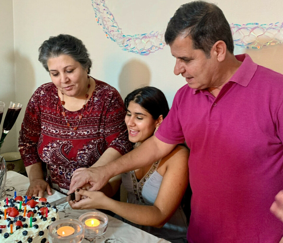 Familien betyr mye for Nawisa, og politikk er alltid et naturlig samtaleemne rundt middagsbordet. Her er hun avbildet på 16-årsdagen sin sammen med foreldrene, Mina Sharifazar og Jamal Falahzadeh. Familien betyr mye for Nawisa Falazadeh, og politikk er alltid et naturlig samtaleemne rundt middagsbordet. Her er hun avbildet på 16-årsdagen sin sammen med foreldrene, Mina Sharifazar og Jamal Falahzadeh.
