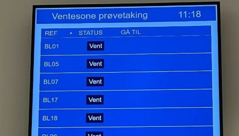 Da må du (1) huske kønummeret ditt og (2) sitte og følge med elektroniske tavler på veggen.