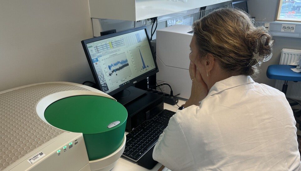3. De genererte dråpene overføres til et 96-brønners PCR-brett og gjennomgår 40 termiske sykluser. Dråpene detekteres via fluorescens med dråpeleseren, hvor programvaren beregner mengden av mål-DNA-molekyler i prøven. 3. De genererte dråpene overføres til et 96-brønners PCR-brett og gjennomgår 40 termiske sykluser. Dråpene detekteres via fluorescens med dråpeleseren, hvor programvaren beregner mengden av mål-DNA-molekyler i prøven.