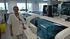 Laboratorieansatt ved et stort automatisert analyseinstrument i et lyst laboratorium.