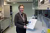 Hanne Braathen viser et vakuumpakket tappesett fra Nokblod i et laboratoriemiljø.